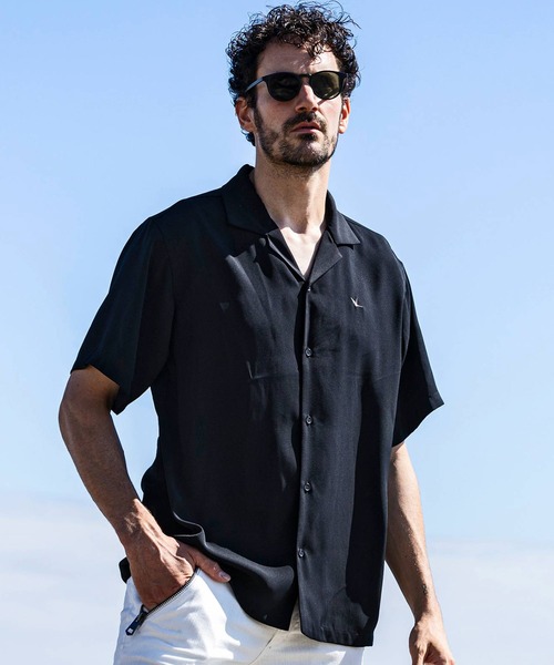 1PIU1UGUALE3  RELAX （ウノピゥウノウグァーレトレ リラックス）の「1PIU1UGUALE3 RELAX(ウノピゥウノウグァーレトレ リラックス)ロゴアロハ半袖シャツ ショートスリーブシャツ（シャツ/ブラウス・メンズ・ホワイト/ブラック・S/M/L/XL/XXL）」の2枚目の写真