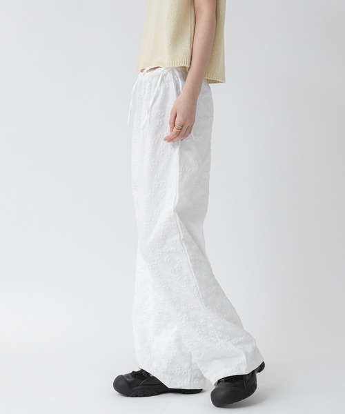HEILIS(ヘイリス)の「【HIT ITEM!】【新色追加】フラワージャガードイージーパンツ/リラックスパンツ レディース 花柄 韓国 ブラック ホワイト アイボリー ガーリー カジュアル 春服 夏服(その他パンツ・レディース・アイボリー/オフホワイト/ブラック・FREE)」の12枚目の写真