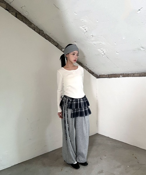 4INT.(フォイント)の「ツータック ドローストリング バルーン ワイド スウェットパンツ / ジョガーパンツ(スウェットパンツ・レディース・グレー/クリーム/ブラック・FREE)」の13枚目の写真