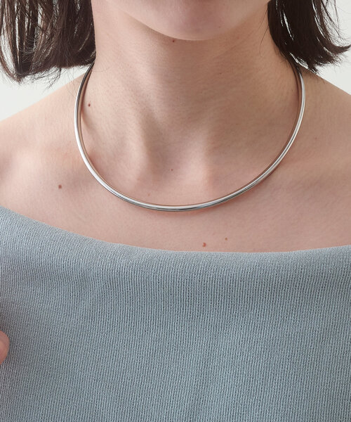 Omekashi(オメカシ)の「ワイドワイヤーチョーカー(チョーカー・レディース・シルバー/ゴールド・ONE SIZE)」の1枚目の写真