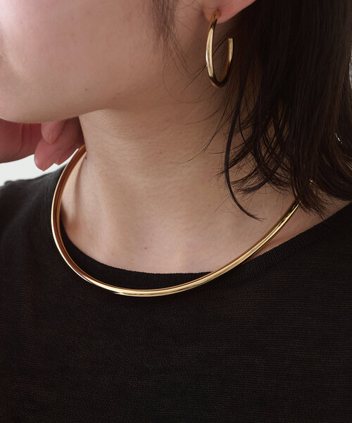 Omekashi(オメカシ)の「ワイドワイヤーチョーカー(チョーカー・レディース・シルバー/ゴールド・ONE SIZE)」の2枚目の写真