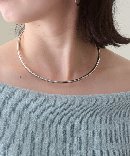 Omekashi(オメカシ)の「ワイドワイヤーチョーカー(チョーカー・レディース・シルバー/ゴールド・ONE SIZE)」の4枚目の写真
