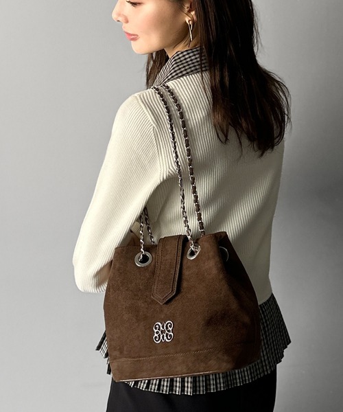 mily bilet（ミウィビレット）の「【mily bilet】わがまま叶える、最強おでかけバッグ♪ロゴプレート使いチェーン巾着バッグ（ハンドバッグ・レディース・シルバー/ブラック/ブラウン/チャコールグレー・ONE SIZE）」の4枚目の写真