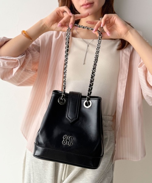 mily bilet（ミウィビレット）の「【mily bilet】わがまま叶える、最強おでかけバッグ♪ロゴプレート使いチェーン巾着バッグ（ハンドバッグ・レディース・シルバー/ブラック/ブラウン/チャコールグレー・ONE SIZE）」の3枚目の写真