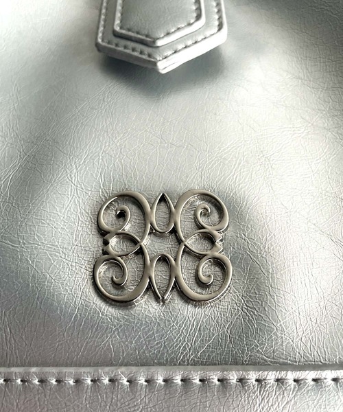 mily bilet（ミウィビレット）の「【mily bilet】わがまま叶える、最強おでかけバッグ♪ロゴプレート使いチェーン巾着バッグ（ハンドバッグ・レディース・シルバー/ブラック/ブラウン/チャコールグレー・ONE SIZE）」の17枚目の写真