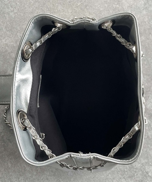 mily bilet（ミウィビレット）の「【mily bilet】わがまま叶える、最強おでかけバッグ♪ロゴプレート使いチェーン巾着バッグ（ハンドバッグ・レディース・シルバー/ブラック/ブラウン/チャコールグレー・ONE SIZE）」の19枚目の写真