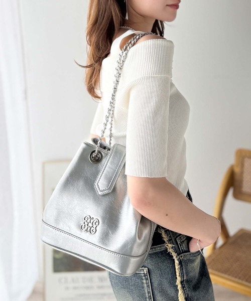 mily bilet（ミウィビレット）の「【mily bilet】わがまま叶える、最強おでかけバッグ♪ロゴプレート使いチェーン巾着バッグ（ハンドバッグ・レディース・シルバー/ブラック/ブラウン/チャコールグレー・ONE SIZE）」の8枚目の写真