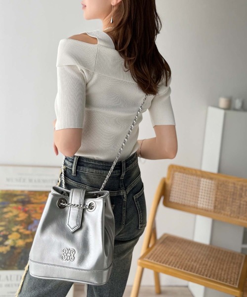 mily bilet（ミウィビレット）の「【mily bilet】わがまま叶える、最強おでかけバッグ♪ロゴプレート使いチェーン巾着バッグ（ハンドバッグ・レディース・シルバー/ブラック/ブラウン/チャコールグレー・ONE SIZE）」の9枚目の写真