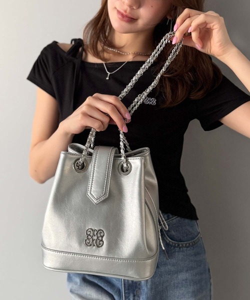 mily bilet（ミウィビレット）の「【mily bilet】わがまま叶える、最強おでかけバッグ♪ロゴプレート使いチェーン巾着バッグ（ハンドバッグ・レディース・シルバー/ブラック/ブラウン/チャコールグレー・ONE SIZE）」の11枚目の写真