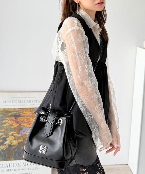 mily bilet（ミウィビレット）の「【mily bilet】わがまま叶える、最強おでかけバッグ♪ロゴプレート使いチェーン巾着バッグ（ハンドバッグ・レディース・シルバー/ブラック/ブラウン/チャコールグレー・ONE SIZE）」の7枚目の写真