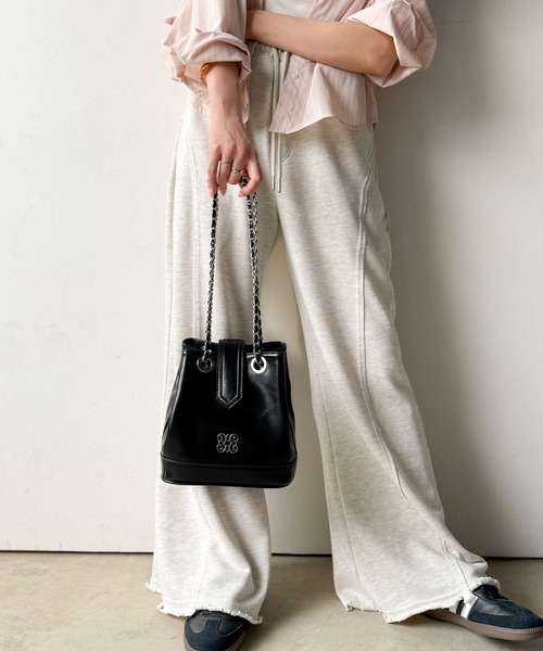 mily bilet（ミウィビレット）の「【mily bilet】わがまま叶える、最強おでかけバッグ♪ロゴプレート使いチェーン巾着バッグ（ハンドバッグ・レディース・シルバー/ブラック/ブラウン/チャコールグレー・ONE SIZE）」の22枚目の写真