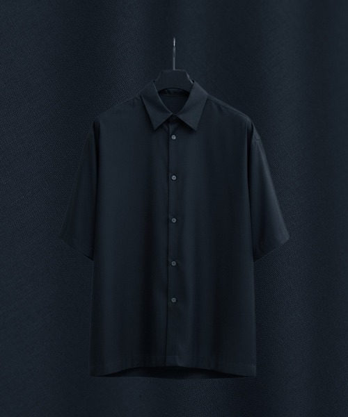 UNITED TOKYO(ユナイテッドトウキョウ)の「【新色追加/WEB限定】DRY RAYON ショートスリーブシャツ |接触冷感|防シワ|速乾|UVカット|ウォッシャブル|MADEINJAPAN(シャツ/ブラウス・メンズ・ブラック/グレイッシュベージュ/サックスブルー/オフホワイト/ライトグレー/ダークグレー/ダークネイビー/ダークグリーン/ミント・1/2/3)」の9枚目の写真