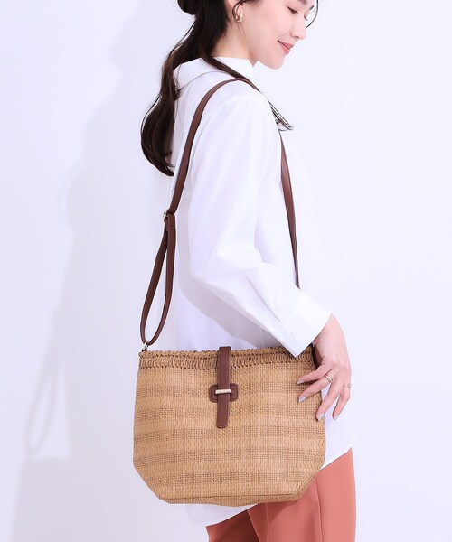 SHOO・LA・RUE(シューラルー)の「ペーパーショルダーバッグ(ショルダーバッグ・レディース・アイボリー/ブラック/ベージュ・00)」の3枚目の写真