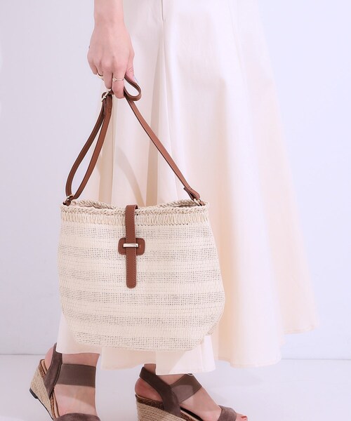 SHOO・LA・RUE(シューラルー)の「ペーパーショルダーバッグ(ショルダーバッグ・レディース・アイボリー/ブラック/ベージュ・00)」の4枚目の写真