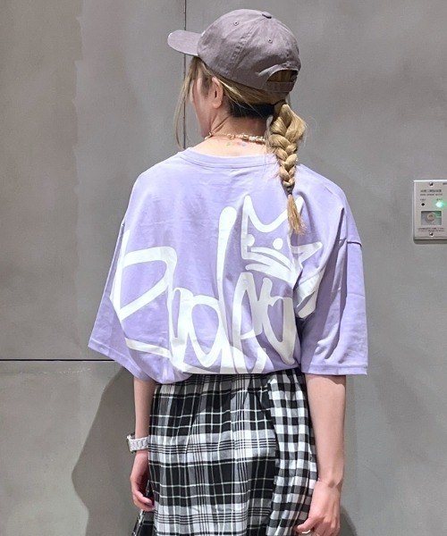 RODEO CROWNS WIDE BOWL(ロデオクラウンズワイドボウル)の「BIG SIGN LOGO Tシャツ(Tシャツ/カットソー・レディース・ライトパープル/ネイビー/ブラック/オフホワイト・MEDIUM/LARGE)」の4枚目の写真