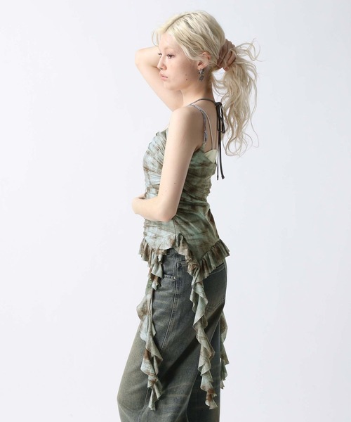 FOREVER 21（フォーエバー トゥエンティーワン）の「【2025SS】モヤ柄カスケードフリルキャミ（キャミソール・レディース・ブラウン/ブルー/ブラック・FREE）」の7枚目の写真