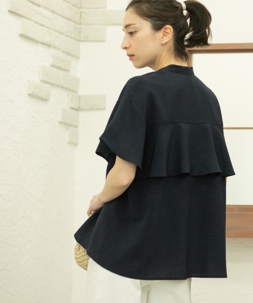 OPAQUE.CLIP（オペークドットクリップ）の「バックフリルバンドカラーブラウス【洗濯機洗い可/吸水速乾/接触冷感】（シャツ/ブラウス・レディース・ライトベージュ/ブルーグリーン/ネイビー・36/38/40/42）」の2枚目の写真