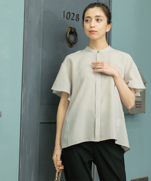 OPAQUE.CLIP（オペークドットクリップ）の「バックフリルバンドカラーブラウス【洗濯機洗い可/吸水速乾/接触冷感】（シャツ/ブラウス・レディース・ライトベージュ/ブルーグリーン/ネイビー・36/38/40/42）」の5枚目の写真