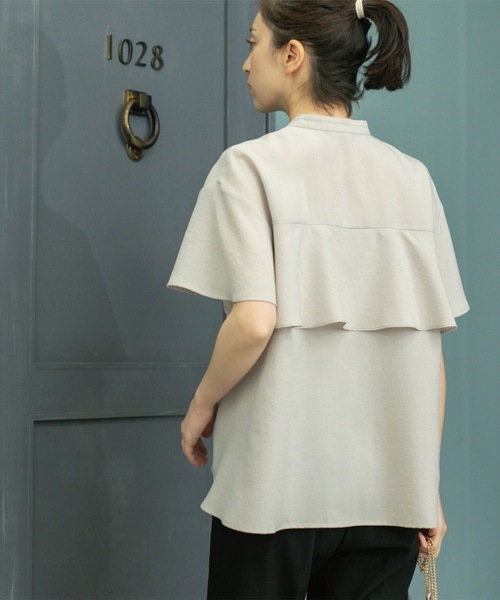 OPAQUE.CLIP（オペークドットクリップ）の「バックフリルバンドカラーブラウス【洗濯機洗い可/吸水速乾/接触冷感】（シャツ/ブラウス・レディース・ライトベージュ/ブルーグリーン/ネイビー・36/38/40/42）」の6枚目の写真