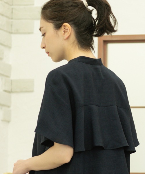 OPAQUE.CLIP（オペークドットクリップ）の「バックフリルバンドカラーブラウス【洗濯機洗い可/吸水速乾/接触冷感】（シャツ/ブラウス・レディース・ライトベージュ/ブルーグリーン/ネイビー・36/38/40/42）」の8枚目の写真