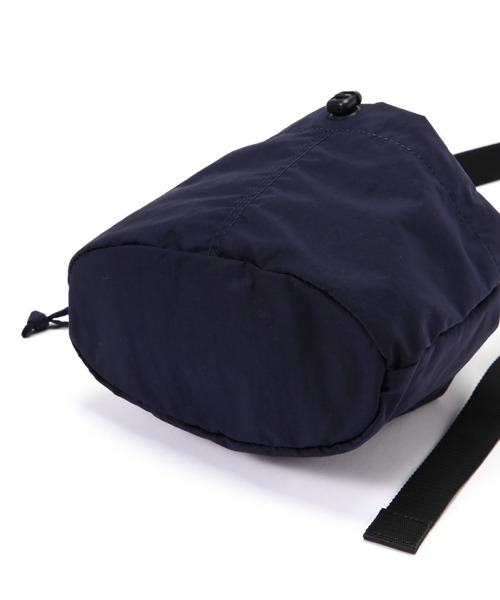 MHL.（エムエイチエル）の「WASHED NYLON（ショルダーバッグ・レディース・グレー/ネイビー系1・FREE）」の3枚目の写真