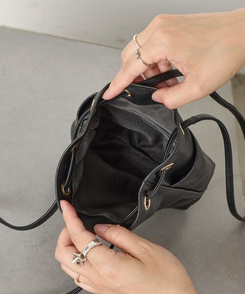 Jena espace merveilleux（ジェナ　エスパスメルヴェイユ）の「本革ミニ巾着バッグ（トートバッグ・レディース・グレー/ブラック・FREE）」の11枚目の写真