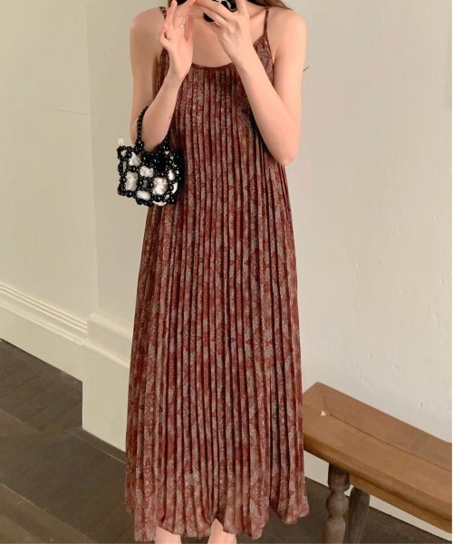FINEnough(ファインナフ)の「エスニックプリントプリーツ加工キャミワンピース(ワンピース・レディース・ブラック/ホワイト/ブラウン・FREE)」の9枚目の写真