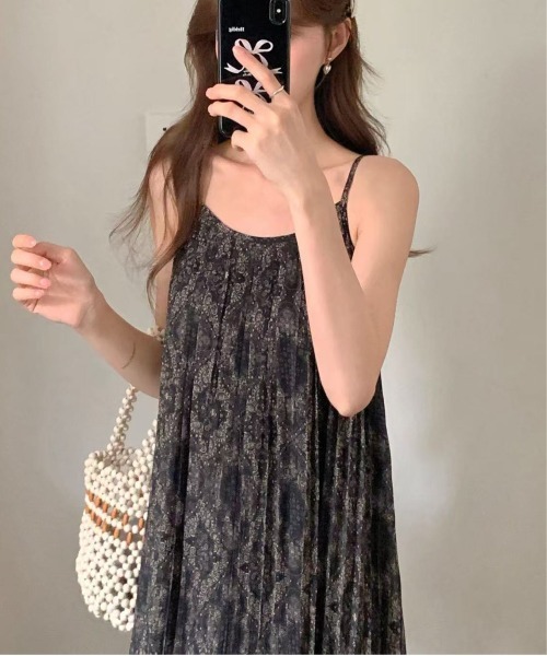 FINEnough(ファインナフ)の「エスニックプリントプリーツ加工キャミワンピース(ワンピース・レディース・ブラック/ホワイト/ブラウン・FREE)」の7枚目の写真