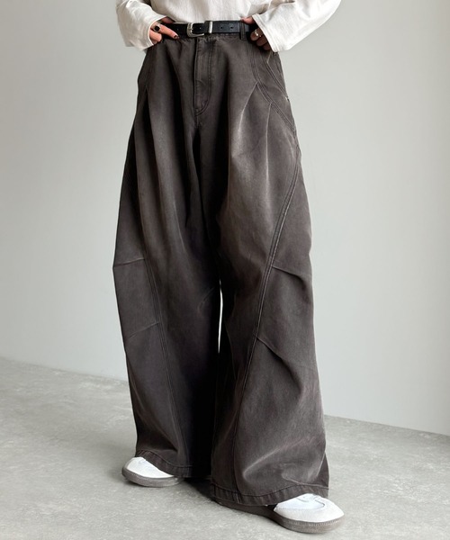 Classical Origin(クラシカルオリジン)の「3Dタック&ダーツデザインバレルレッグワイドデニム/3D Tucked&Darted Barrel-Leg Wide Denim(デニムパンツ・メンズ・ブルー系2/ブラック・MEDIUM/LARGE/SMALL)」の1枚目の写真