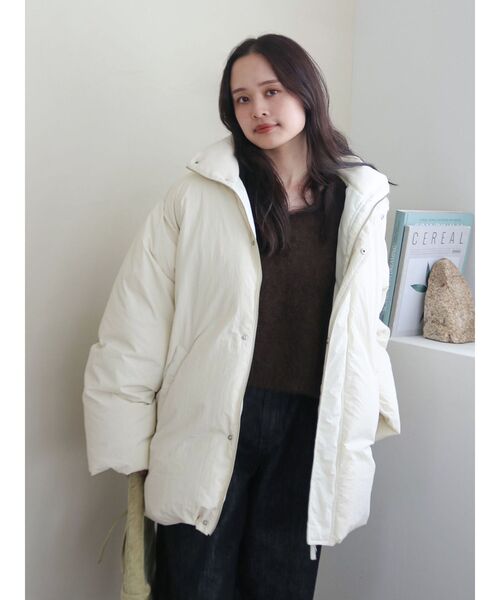 Ungrid（アングリッド）の「ミドル丈ルーズシルエットダウン（ダウンジャケット/コート・レディース・ブラック/ベージュ/アイボリー・SMALL/MEDIUM）」の4枚目の写真