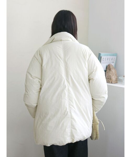 Ungrid（アングリッド）の「ミドル丈ルーズシルエットダウン（ダウンジャケット/コート・レディース・ブラック/ベージュ/アイボリー・SMALL/MEDIUM）」の5枚目の写真