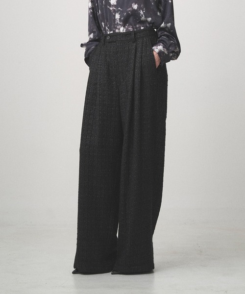 Juha(ユハ)の「2TUCK WIDE SUMMER TWEED PANTS(スラックス・メンズ・ネイビー/ブラック・2/3/4)」の2枚目の写真