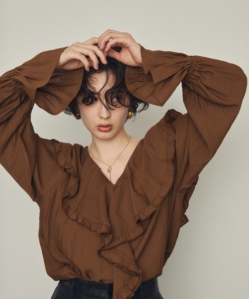 Trish（トリッシュ）の「ラッフルカラーフリル2wayブラウス（シャツ/ブラウス・レディース・ブラウン/ホワイト/アイボリー/ブルー/ブラック・MEDIUM）」の4枚目の写真