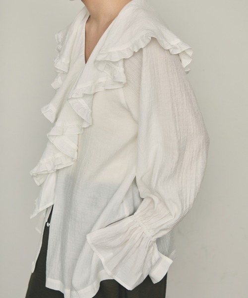 Trish（トリッシュ）の「ラッフルカラーフリル2wayブラウス（シャツ/ブラウス・レディース・ブラウン/ホワイト/アイボリー/ブルー/ブラック・MEDIUM）」の8枚目の写真