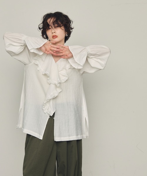 Trish（トリッシュ）の「ラッフルカラーフリル2wayブラウス（シャツ/ブラウス・レディース・ブラウン/ホワイト/アイボリー/ブルー/ブラック・MEDIUM）」の13枚目の写真