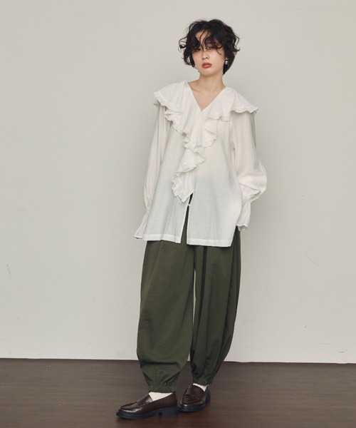 Trish（トリッシュ）の「ラッフルカラーフリル2wayブラウス（シャツ/ブラウス・レディース・ブラウン/ホワイト/アイボリー/ブルー/ブラック・MEDIUM）」の14枚目の写真