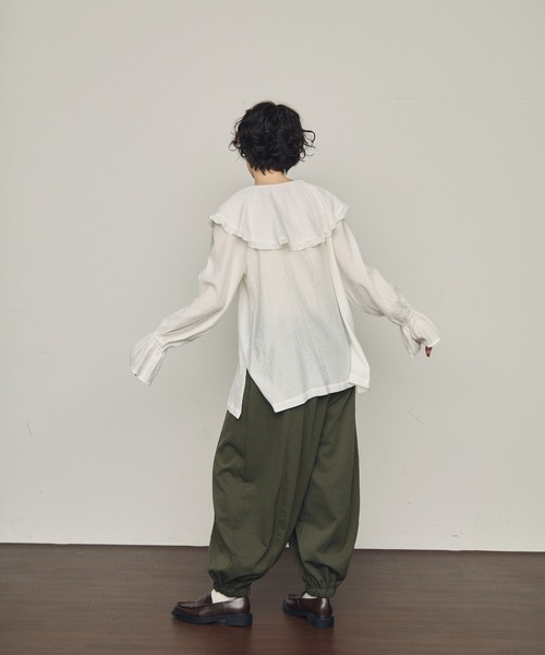 Trish（トリッシュ）の「ラッフルカラーフリル2wayブラウス（シャツ/ブラウス・レディース・ブラウン/ホワイト/アイボリー/ブルー/ブラック・MEDIUM）」の16枚目の写真