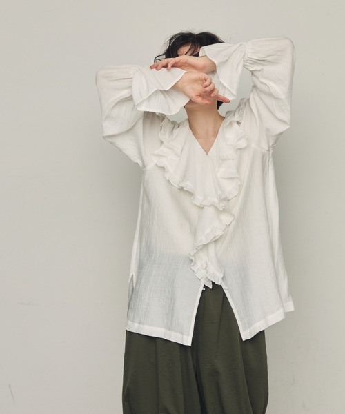 Trish（トリッシュ）の「ラッフルカラーフリル2wayブラウス（シャツ/ブラウス・レディース・ブラウン/ホワイト/アイボリー/ブルー/ブラック・MEDIUM）」の12枚目の写真