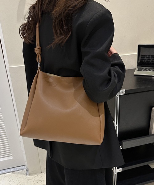VIBGYOR（ヴィブジョー）の「urbanfemine./シンプルショルダーバッグ U7404（ショルダーバッグ・レディース・ブラック/ライトブラウン/ダークブラウン/ブラウン・FREE）」の4枚目の写真