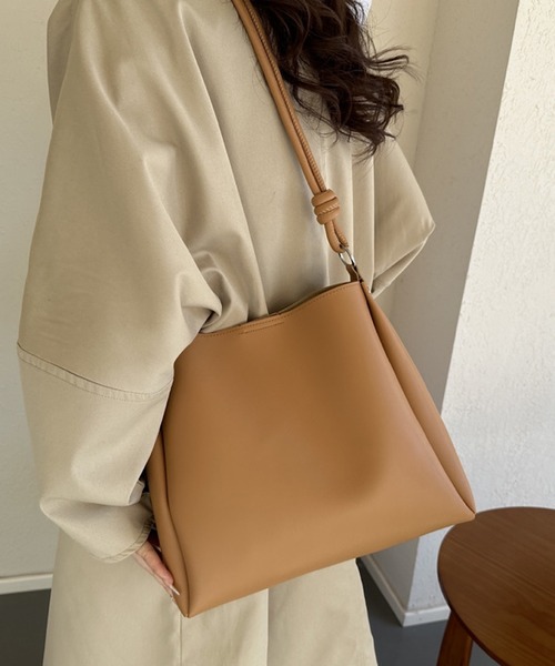 VIBGYOR（ヴィブジョー）の「urbanfemine./シンプルショルダーバッグ U7404（ショルダーバッグ・レディース・ブラック/ライトブラウン/ダークブラウン/ブラウン・FREE）」の12枚目の写真