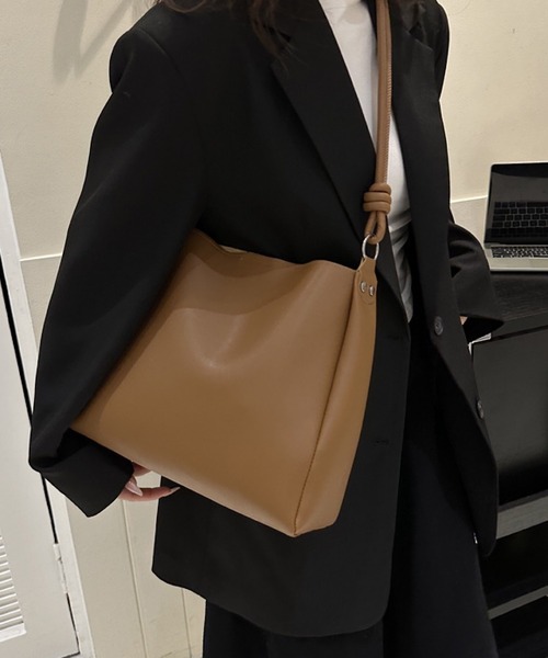 VIBGYOR（ヴィブジョー）の「urbanfemine./シンプルショルダーバッグ U7404（ショルダーバッグ・レディース・ブラック/ライトブラウン/ダークブラウン/ブラウン・FREE）」の15枚目の写真