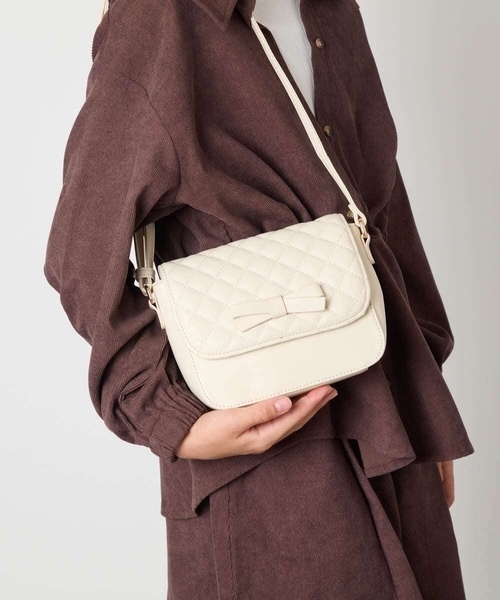 a.v.v（アーヴェヴェ）の「[KIDS]キルティングリボンショルダー（ショルダーバッグ・キッズ・アイボリー/ブラック・120）」の3枚目の写真