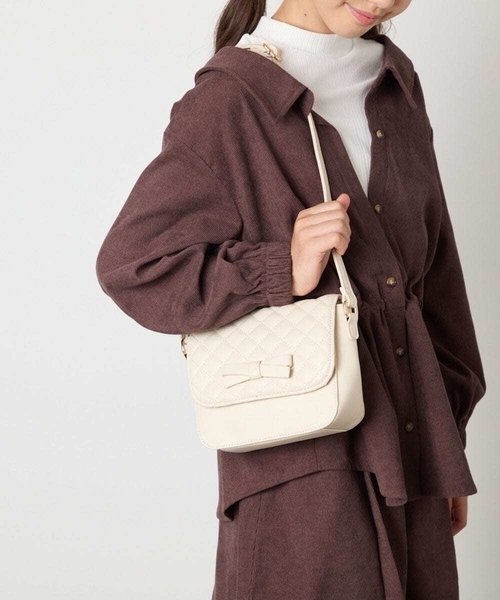 a.v.v（アーヴェヴェ）の「[KIDS]キルティングリボンショルダー（ショルダーバッグ・キッズ・アイボリー/ブラック・120）」の4枚目の写真