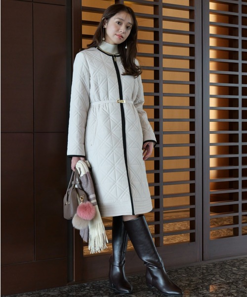 JUSGLITTY（ジャスグリッティー）の「キルティング中綿ミドルコート（ダウンジャケット/コート・レディース・グレイッシュベージュ/オフホワイト/ブラック・2/1）」の16枚目の写真