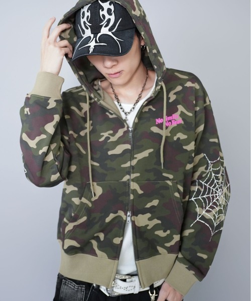 SPINNS（スピンズ）の「短丈ダブルジップパーカー/ストーンロゴ/バックプリント/スパイダーグラフィック/ショート丈（パーカー・メンズ・ブラック/アッシュグレー/ウッドランド・ONESIZE）」の3枚目の写真