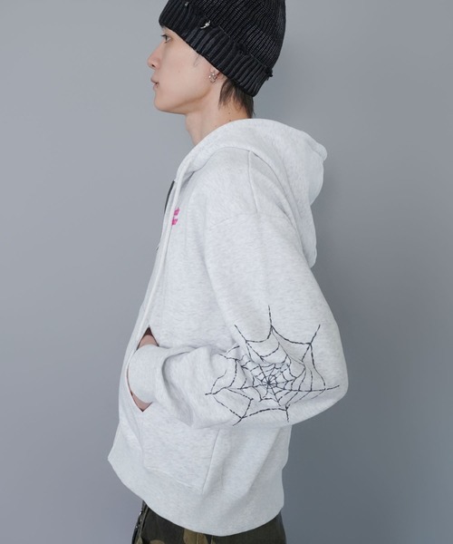 SPINNS（スピンズ）の「短丈ダブルジップパーカー/ストーンロゴ/バックプリント/スパイダーグラフィック/ショート丈（パーカー・メンズ・ブラック/アッシュグレー/ウッドランド・ONESIZE）」の16枚目の写真