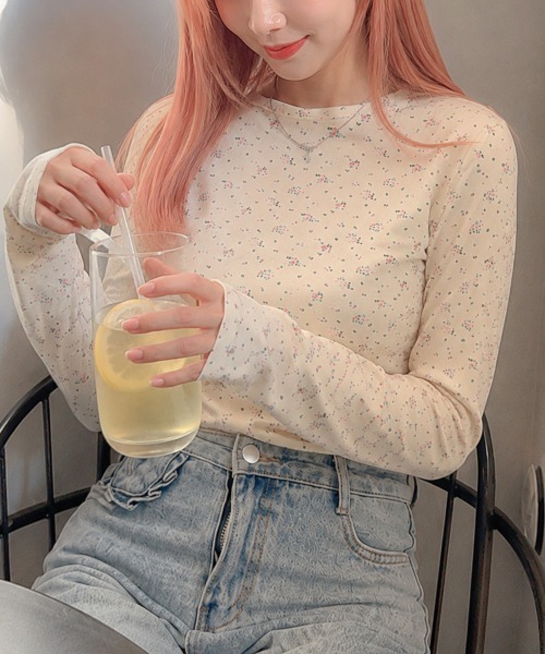 新品未使用♡ ロゴ　ロンT 小花柄　ホワイト　ブラウン　春夏 セール】小花柄ロンT（Tシャツ/カットソー）｜Feliz（フェリス）の
