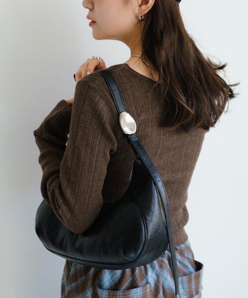 Kastane（カスタネ）の「【2WAY/500mlペットボトル収納可】モチーフハーフムーンBAG（トートバッグ・レディース・ブラウン/アイボリー/ブラック・FREE）」の3枚目の写真