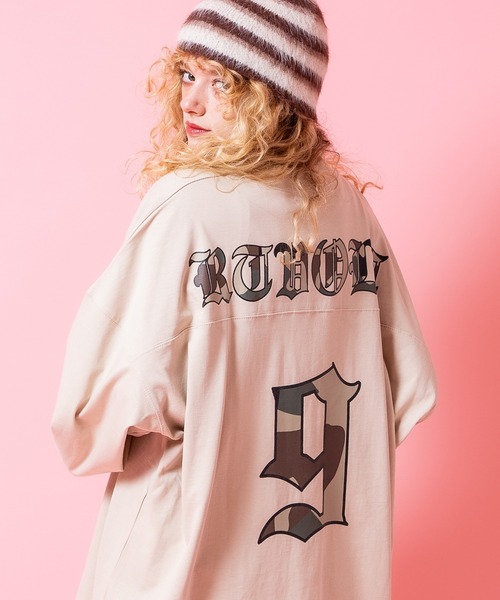 a.p.o.v.(エーピーオービー)の「a.p.o.v. カモフラロゴプリントバックナンバリングオーバーサイズカットソー(Tシャツ/カットソー・メンズ・チャコール/ベージュ/ブラック・ONESIZE)」の3枚目の写真