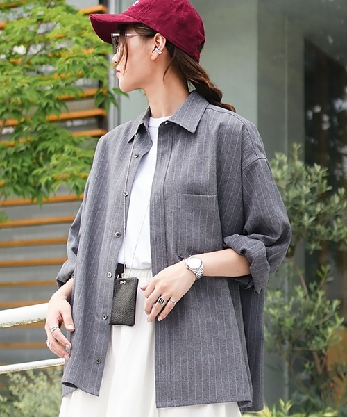 SOLAMONAT LARME(ソラモナラーム)の「ストライプシャツ(シャツ/ブラウス・レディース・グレー/チャコール/ブラック・38)」の1枚目の写真